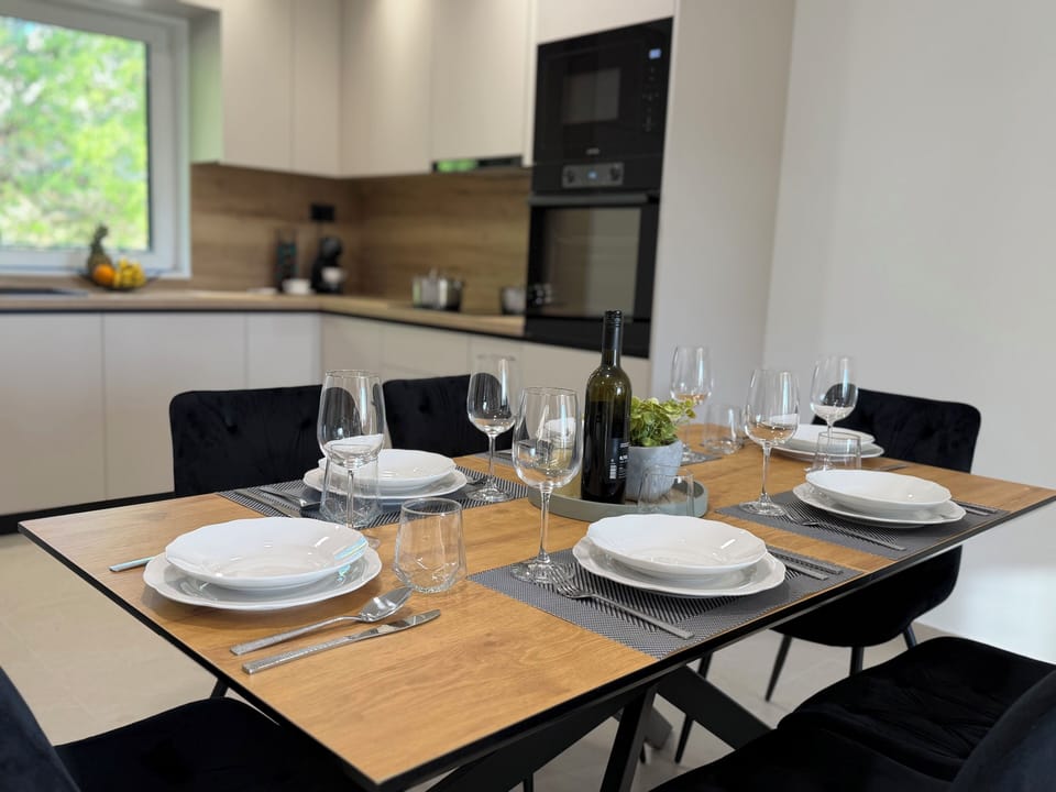 Deluxe House, Sea View | Dining