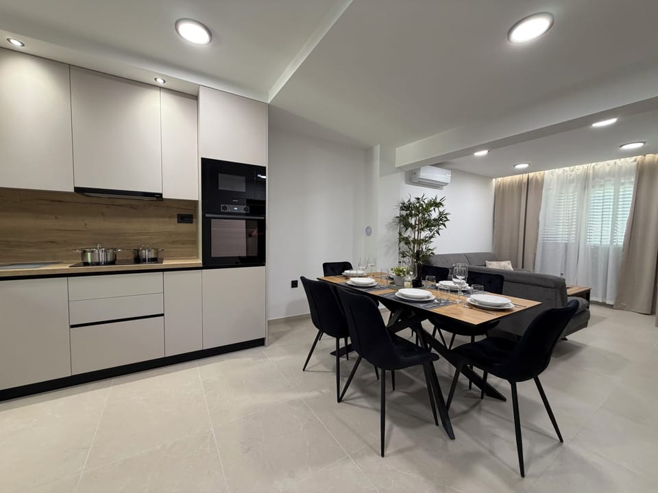 Deluxe House, Sea View | Dining