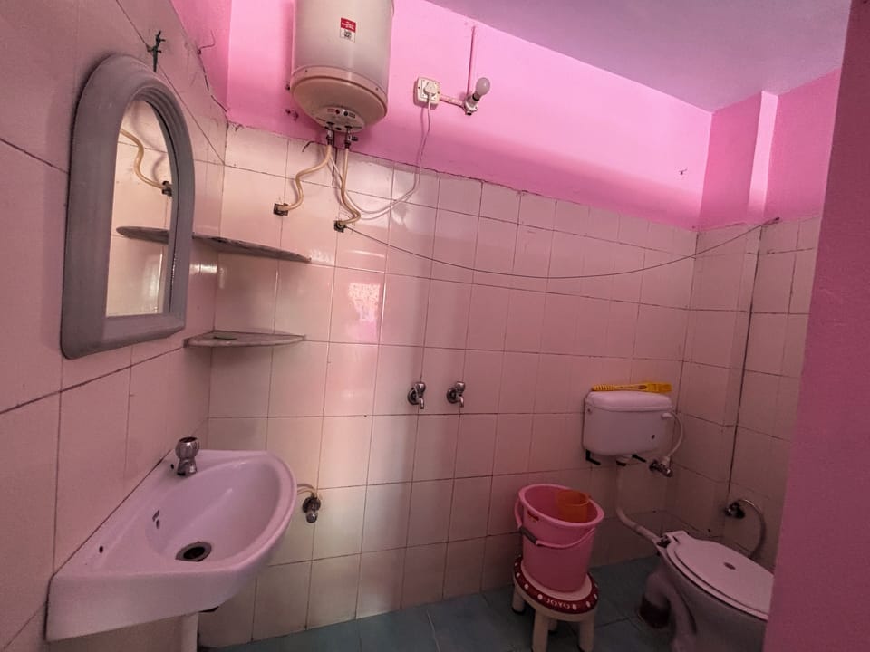 Deluxe Quadruple Room | Bathroom | Towels
