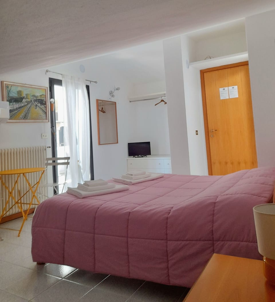 Double Room, Private Bathroom | Desk, laptop workspace, free WiFi