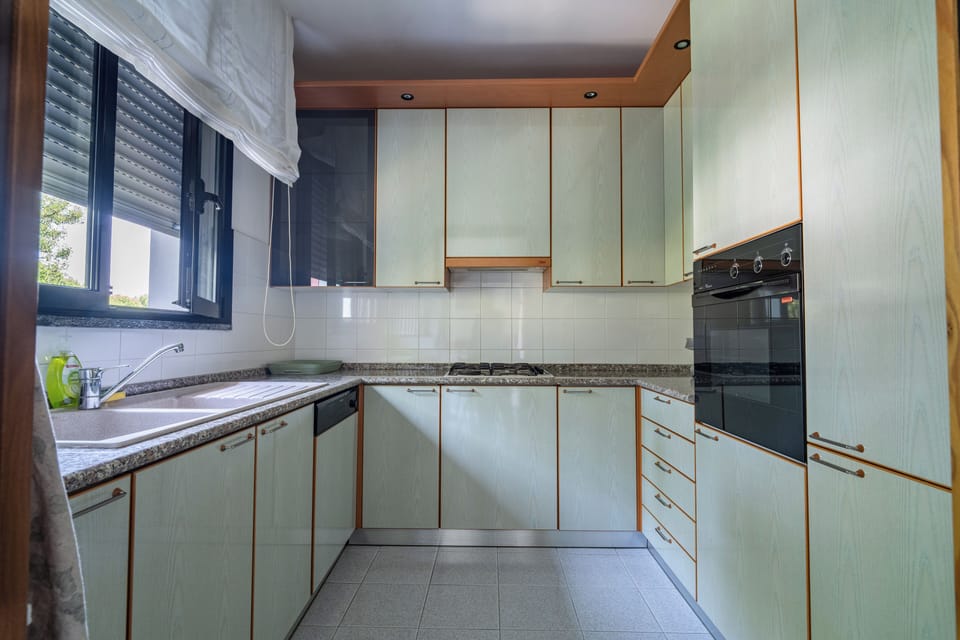 Full-size fridge, oven, stovetop, cookware/dishes/utensils