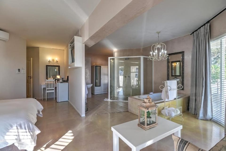 Honeymoon Suite | In-room safe, iron/ironing board, free WiFi, bed sheets