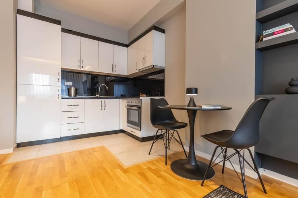 Elite Apartment, Balcony, City View | Private kitchen