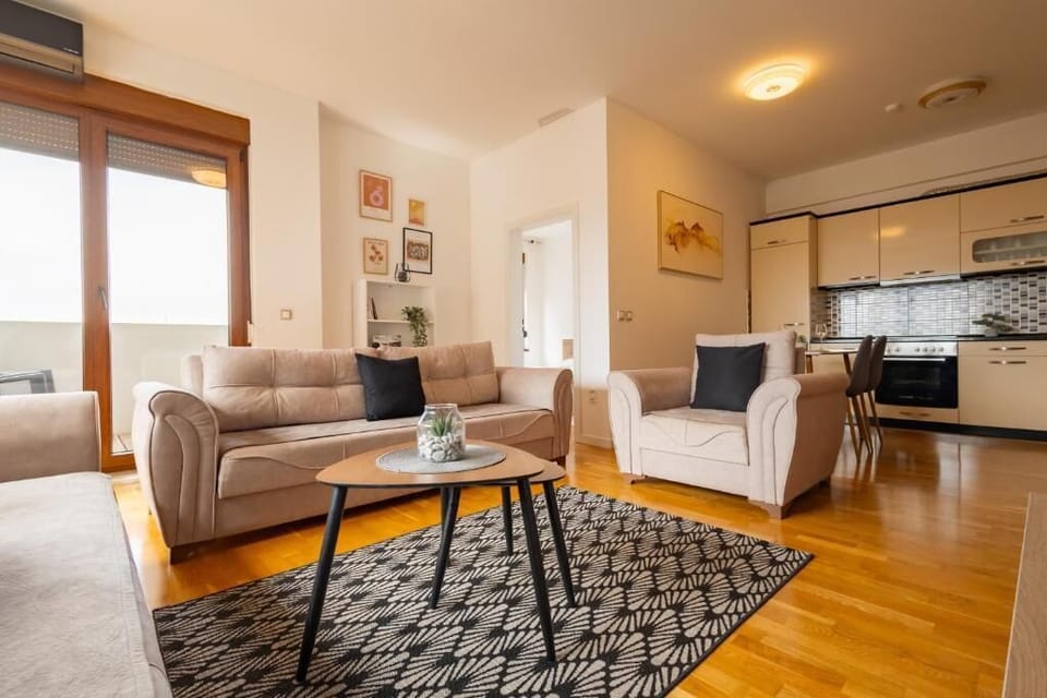 Exclusive Apartment, City View | Living area