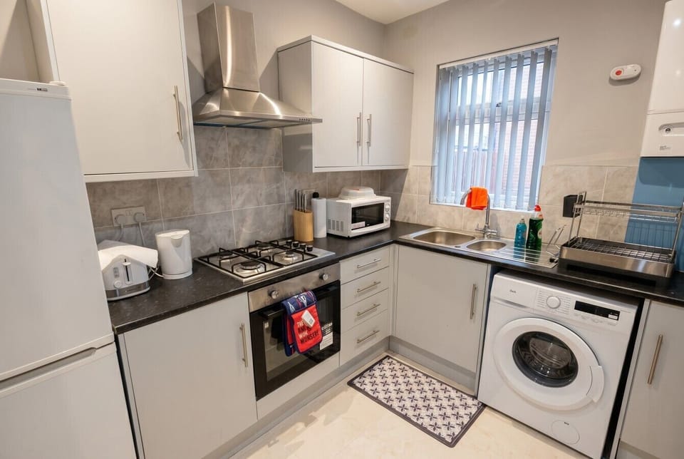 Fully equipped kitchen with gas hob, oven, microwave and washing machine included.