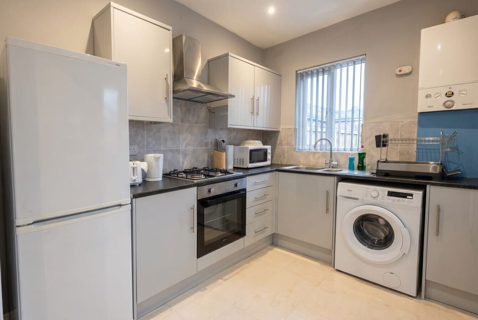 Second kitchen with full-size fridge, gas oven and washing machine for longer stays.