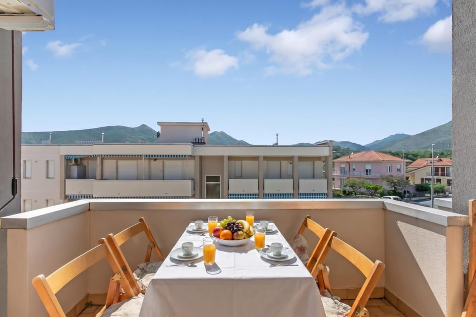 Family Apartment, 1 Bedroom, Balcony (Appartamento Magenta) | Outdoor dining