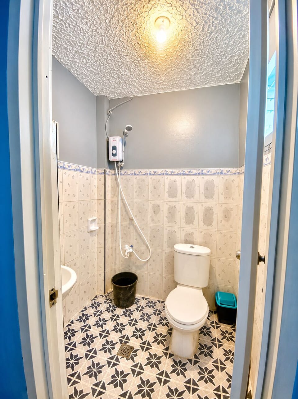 Standard Double Room | Bathroom | Shower, towels, soap, shampoo
