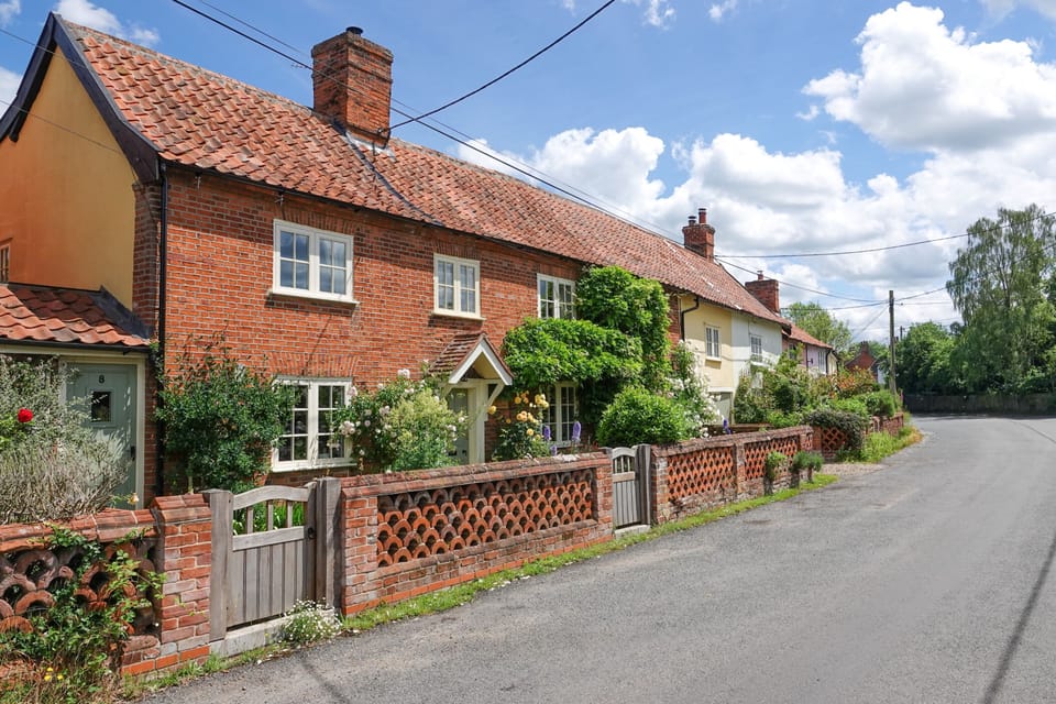 8 Cross Street, Hoxne: A quiet Suffolk morning with nowhere to be