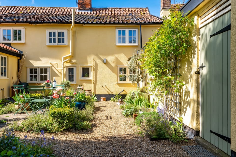 8 Cross Street, Hoxne: Blooming outdoor space for coffee