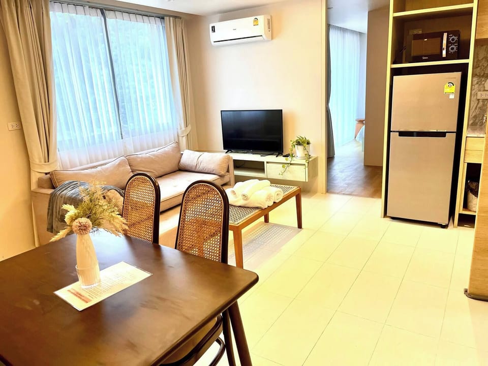 Apartment, 1 Bedroom, Smoking, Balcony | Living room