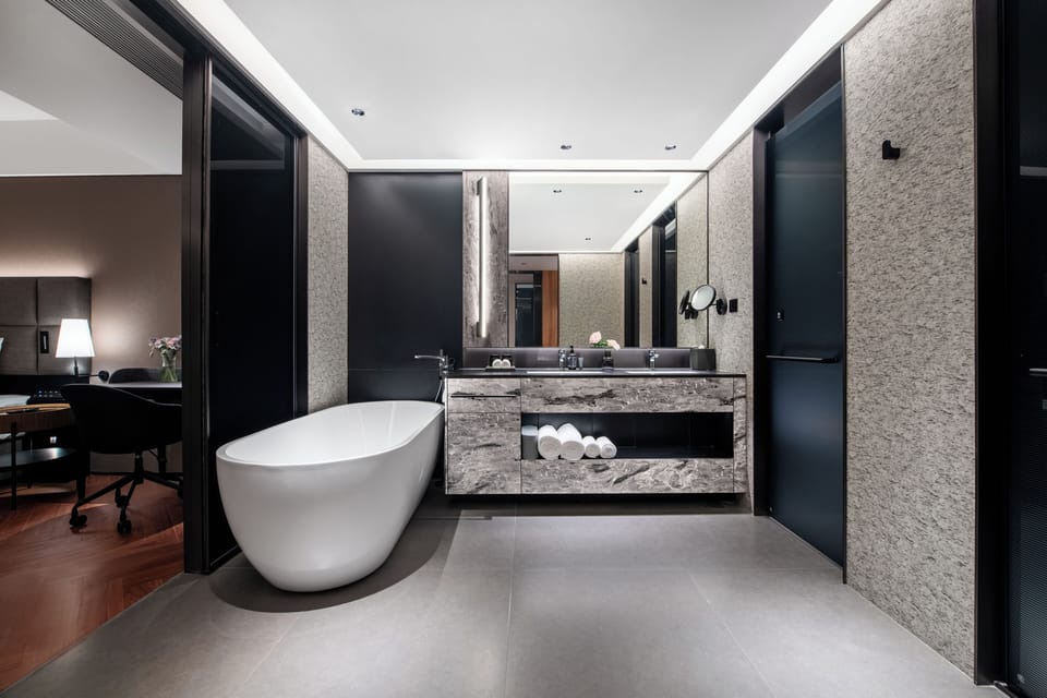 Executive Suite | Bathroom | Deep soaking tub, rainfall showerhead, free toiletries, hair dryer