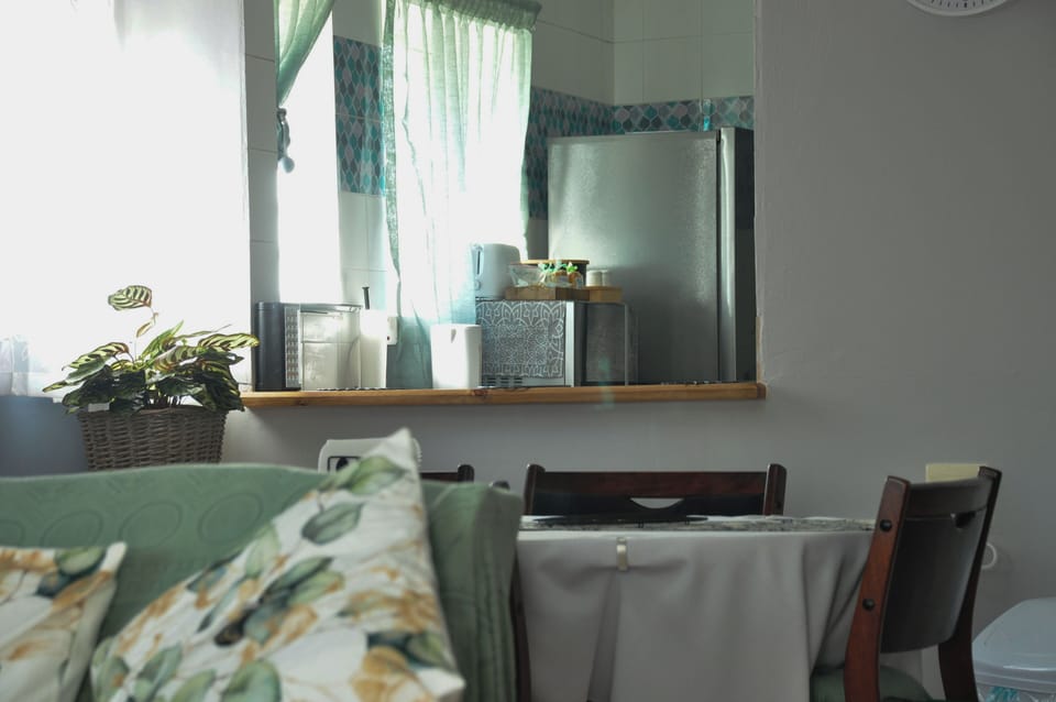 Apartment, 2 Bedrooms, Smoking, Patio | Living room | Books