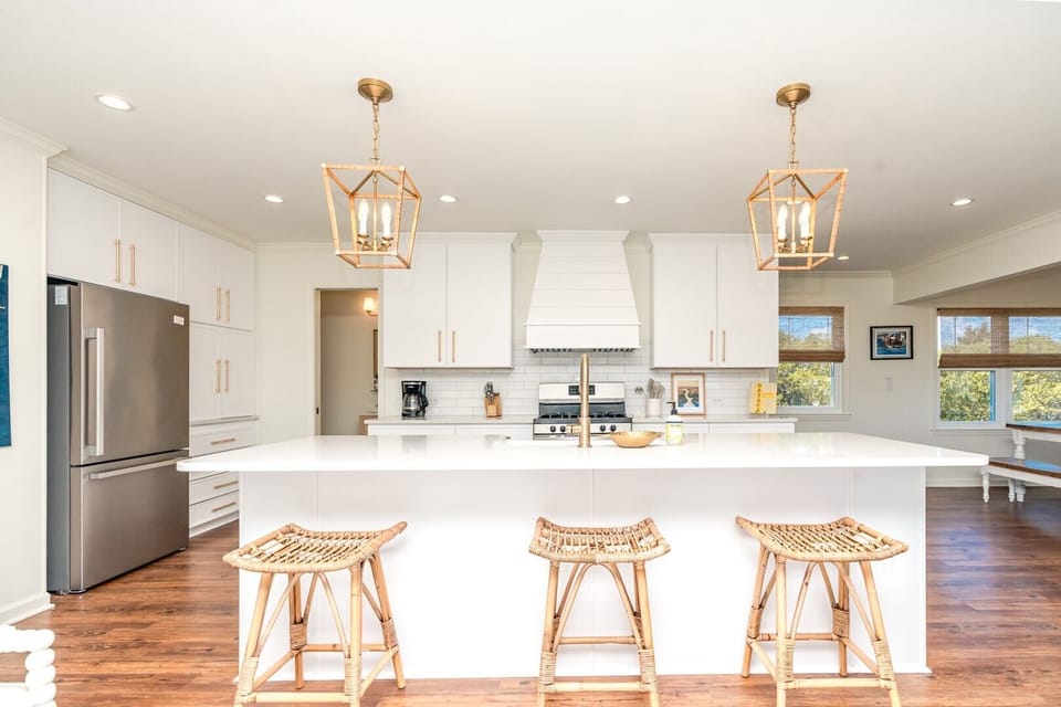 Kitchen with Eat-In Seating