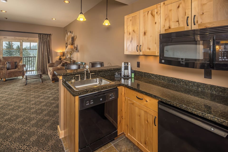 Dishwasher, Mini Fridge, Microwave I Main Level