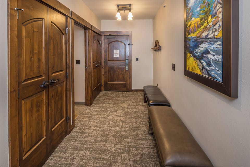 Entryway with benches I Main Level