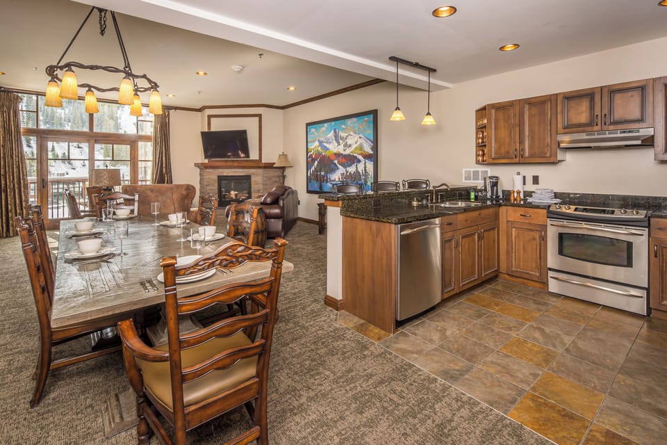 Seating for 6, with open layout with dining and living space I Main Level