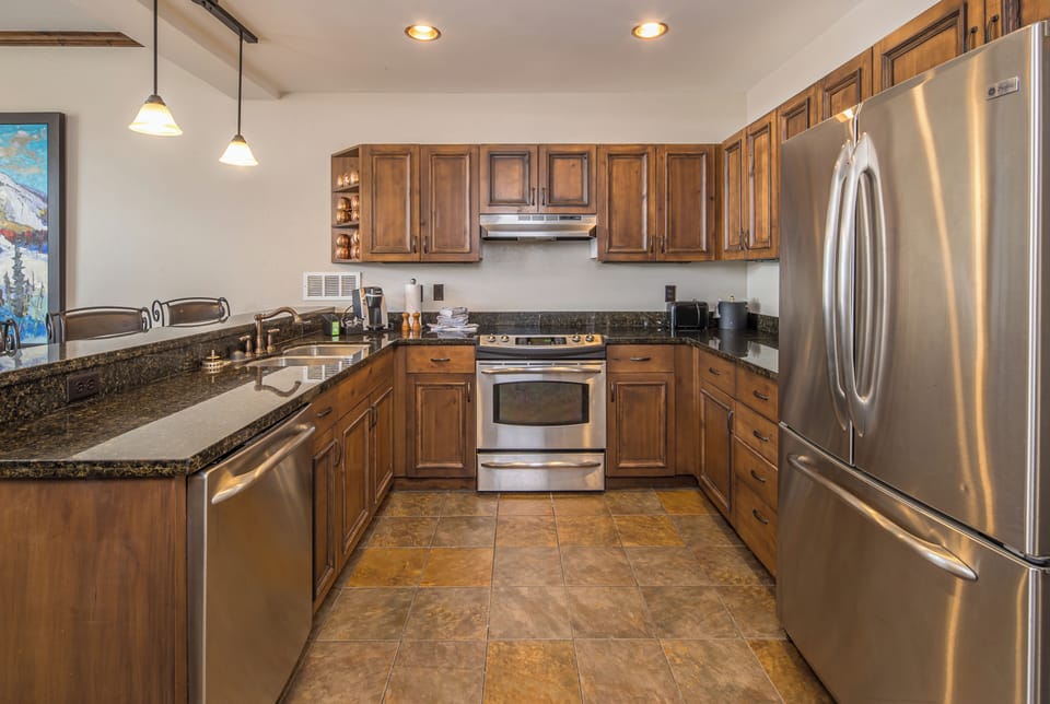 Stainless steel appliances, with granite countertops I Main Level