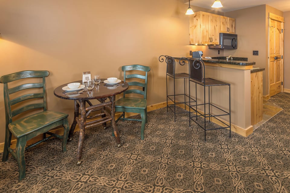 Dining nook with kitchenette bar I Main Level