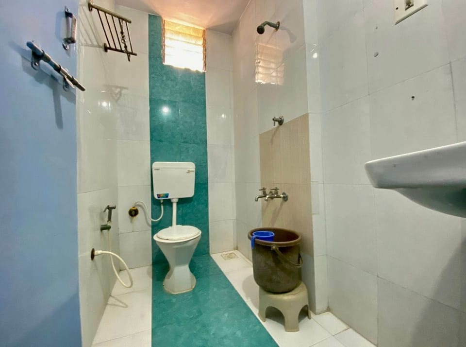 Deluxe Double Room, City View | Bathroom | Shower, free toiletries, towels