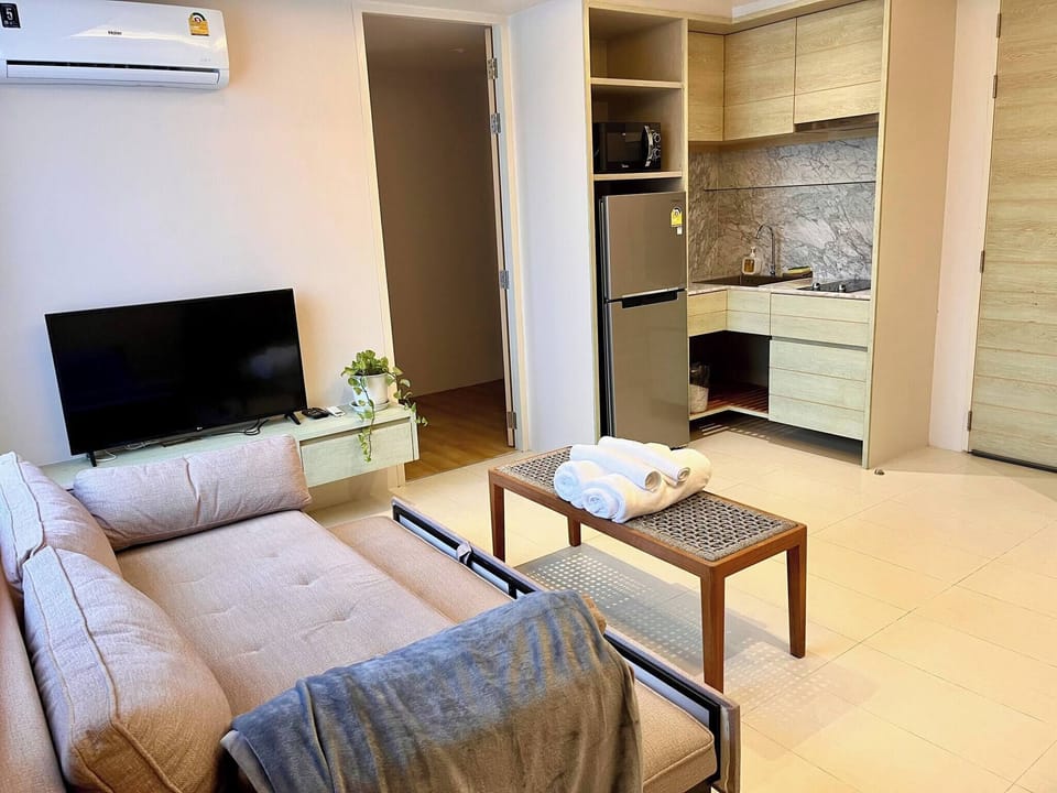 Apartment, 1 Bedroom, Smoking, Balcony | Living room