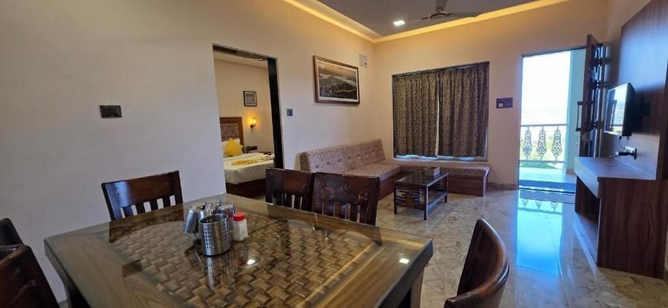 Deluxe Double Room, Patio, Mountain View | Dining