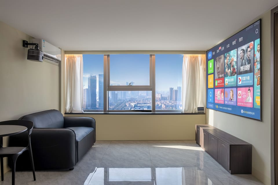 Grand Double Room, City View | Living area