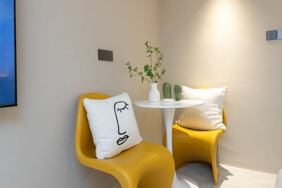 Business Twin Room, City View | Living area