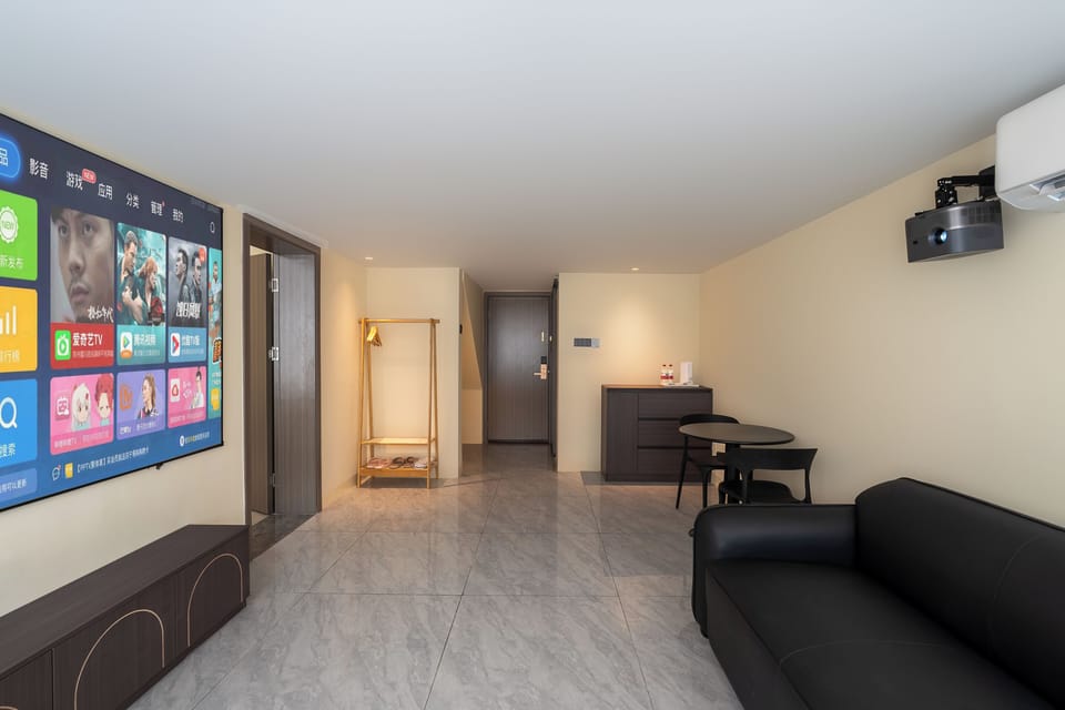 Grand Double Room, City View | Living area