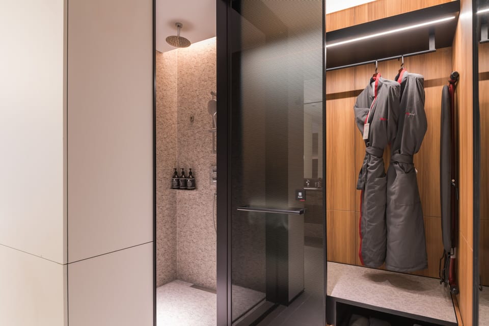 Shower, rainfall showerhead, free toiletries, hair dryer
