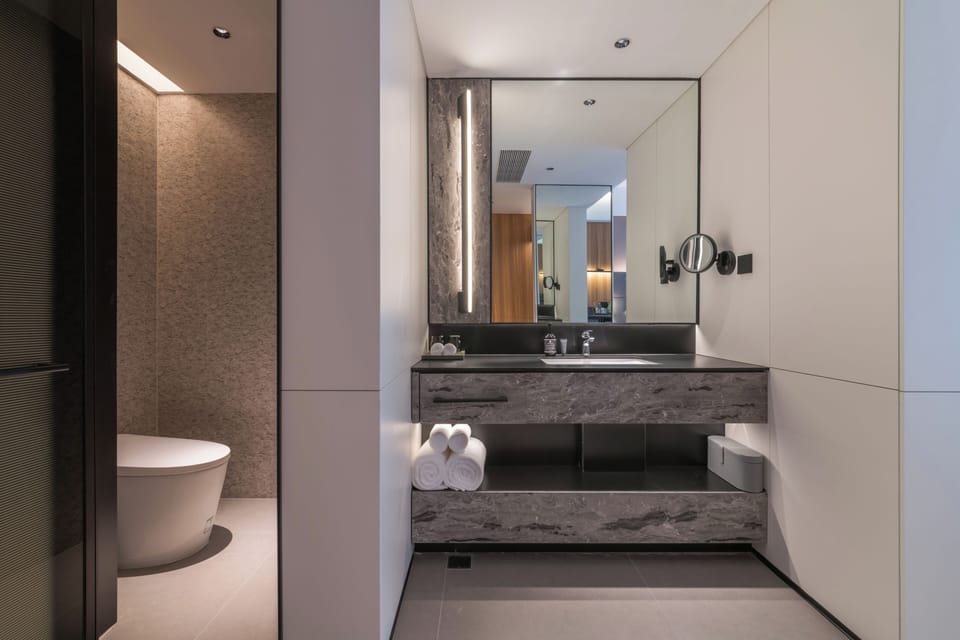 Shower, rainfall showerhead, free toiletries, hair dryer