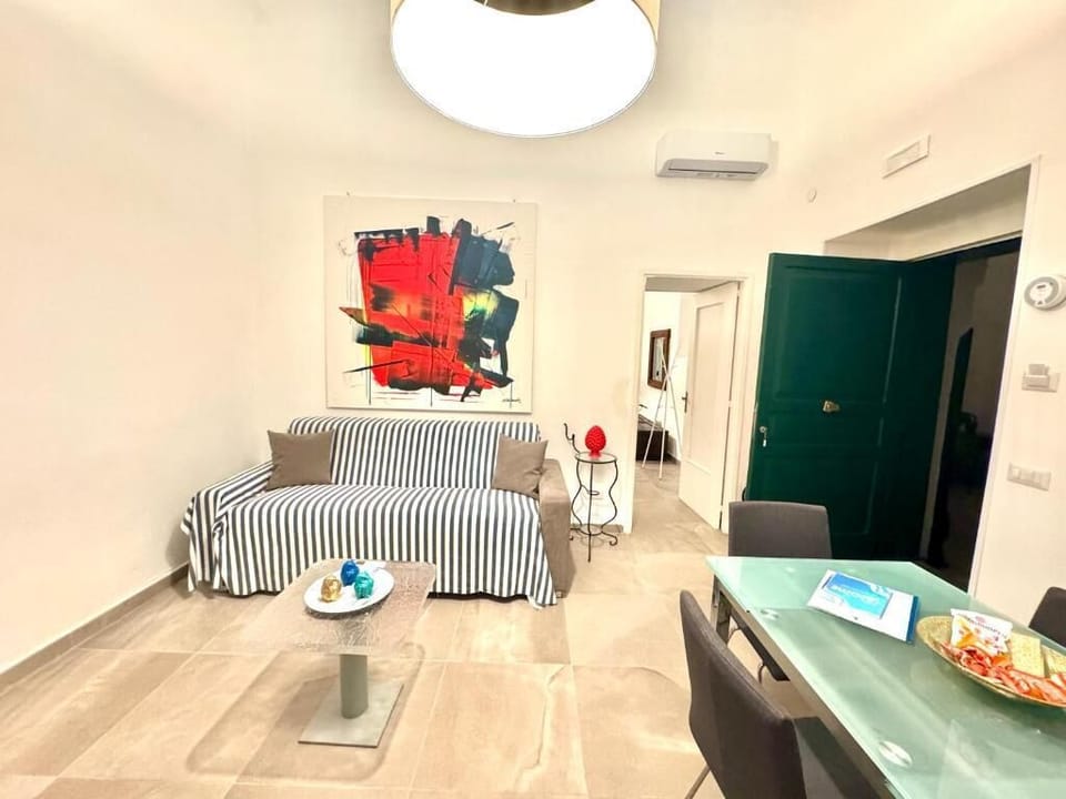 Deluxe Apartment, Courtyard View | Living area