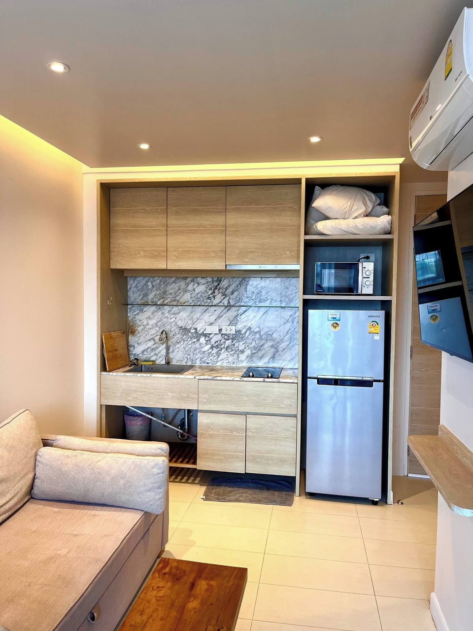 Apartment, 1 Bedroom, Smoking, Balcony | Living area
