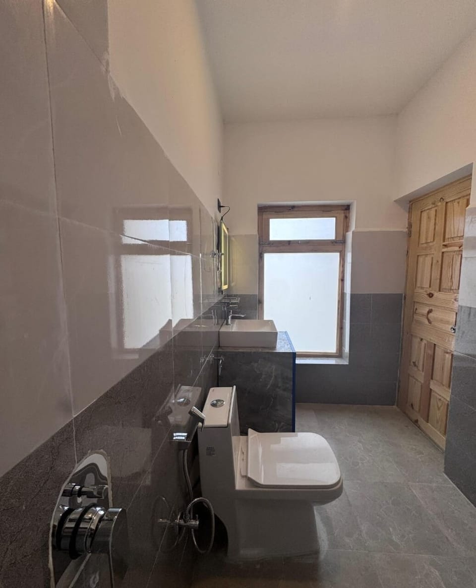Deluxe Double Room, Lake View | Bathroom