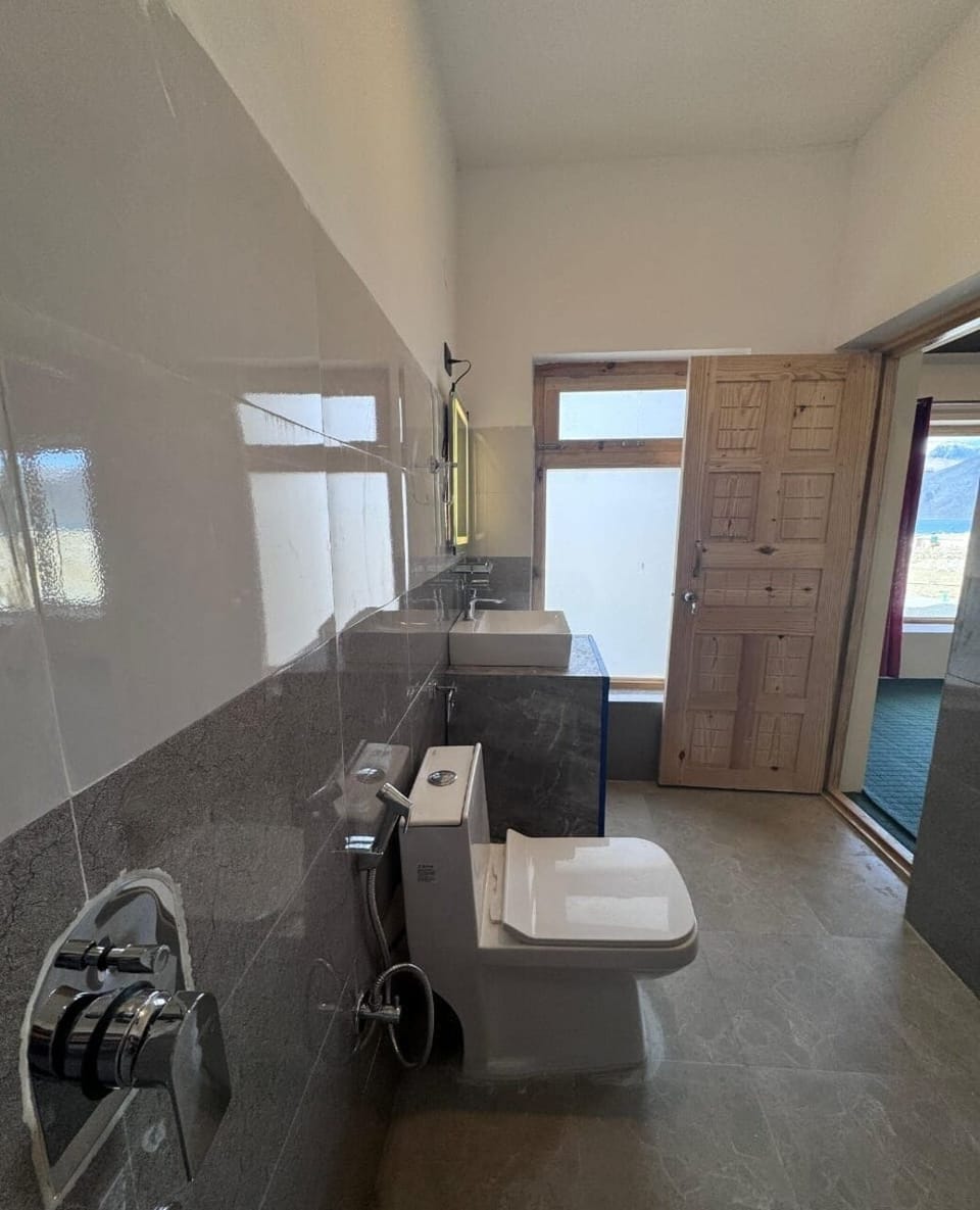 Deluxe Double Room, Lake View | Bathroom