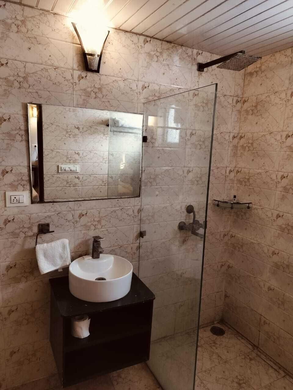 Deluxe Double Room, City View | Bathroom | Shower, free toiletries, towels