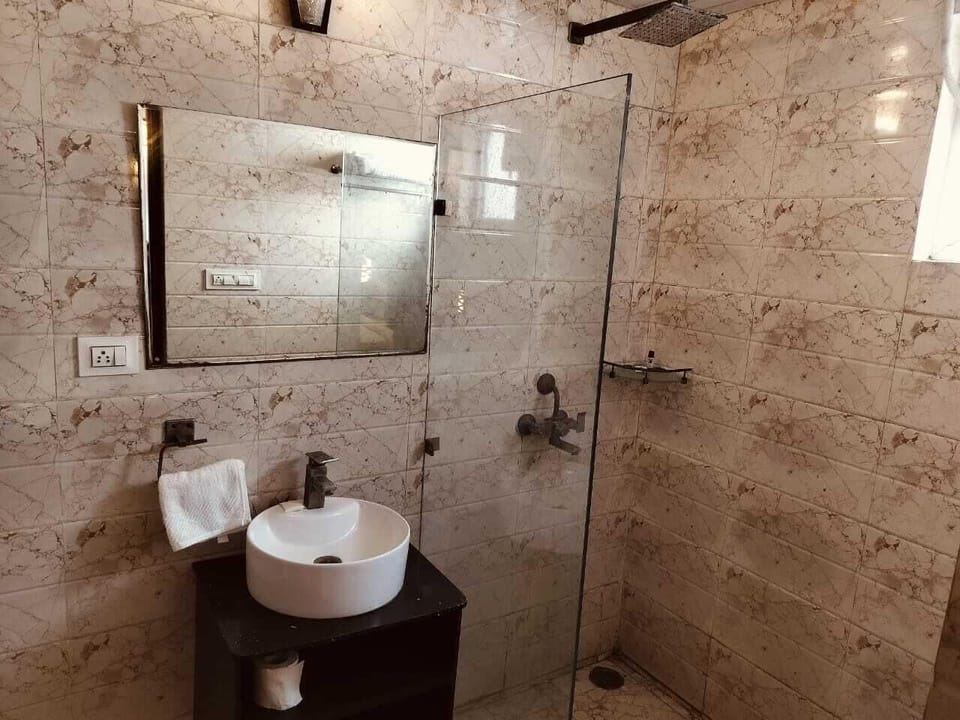 Superior Double Room, City View | Bathroom | Shower, free toiletries, towels