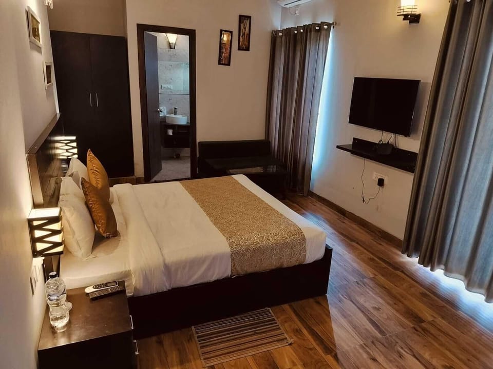 Deluxe Double Room, City View | Desk, free WiFi