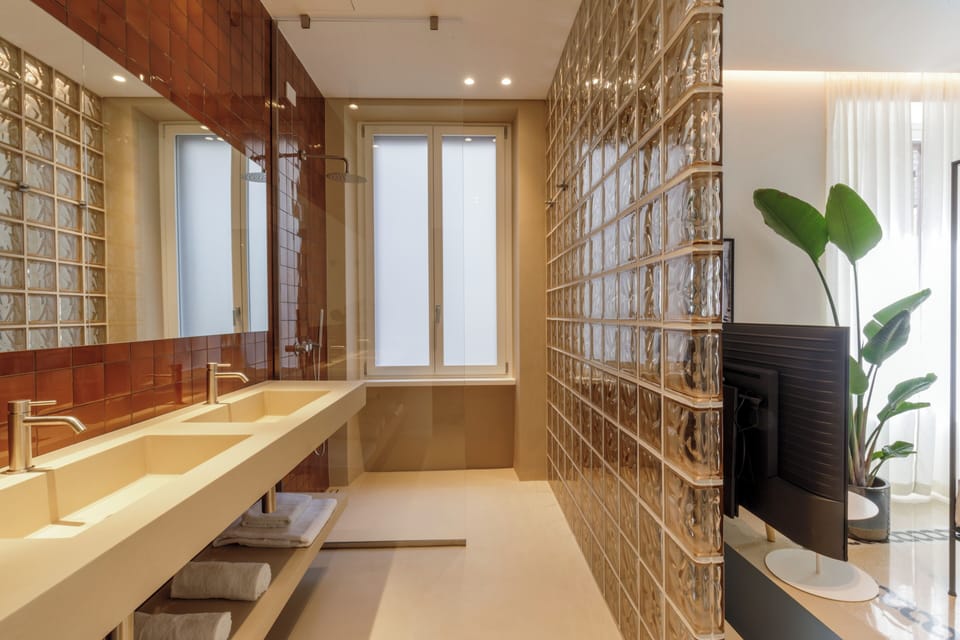 Deluxe Double Room, Courtyard View | Bathroom | Shower, free toiletries, hair dryer, towels