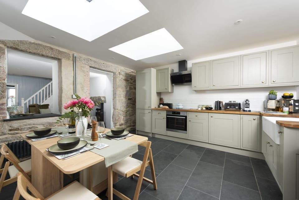 Spacious kitchen, oven, kettle, table and chairs for four - Fernbank