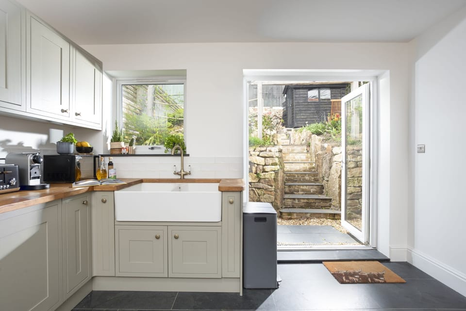Large kitchen with access to back garden - Fernbank