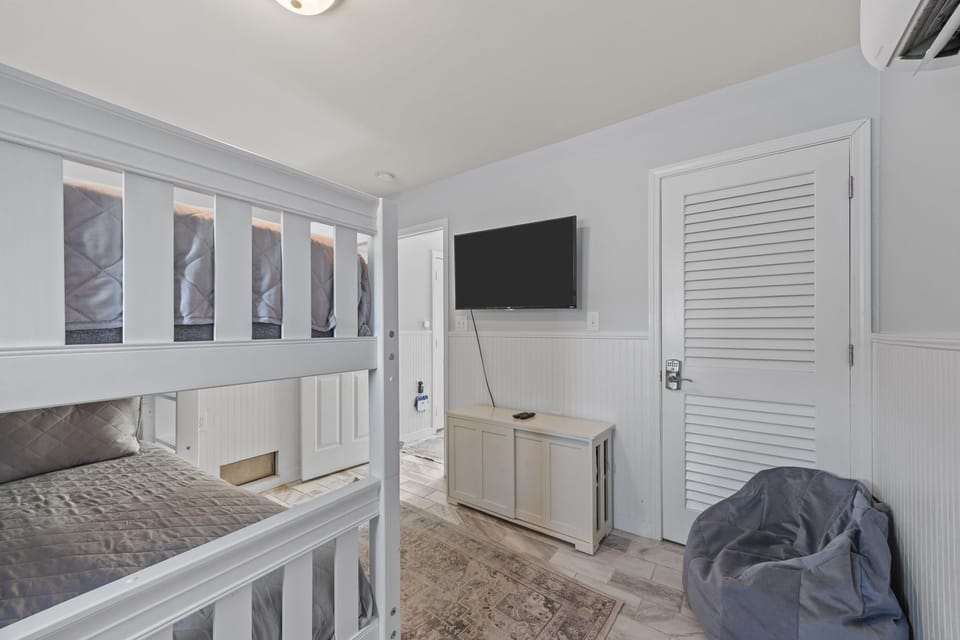 Bedroom 3- Queen Bunk Beds