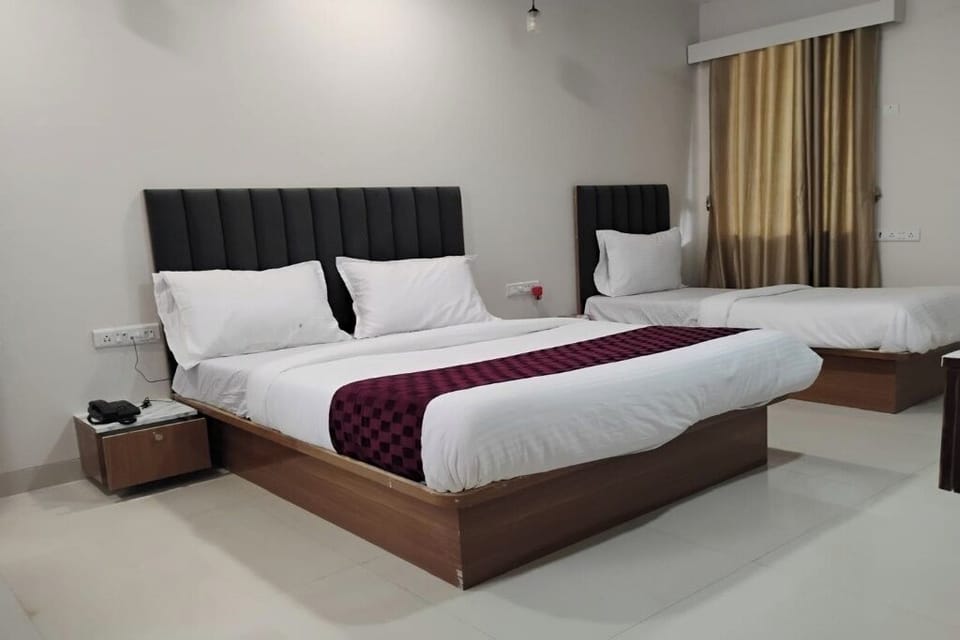 Family Triple Room | Desk, laptop workspace, free WiFi