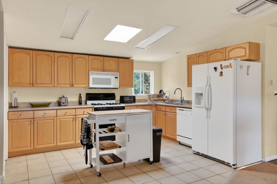 House, 5 Bedrooms | Private kitchen | Fridge, oven, coffee/tea maker, toaster