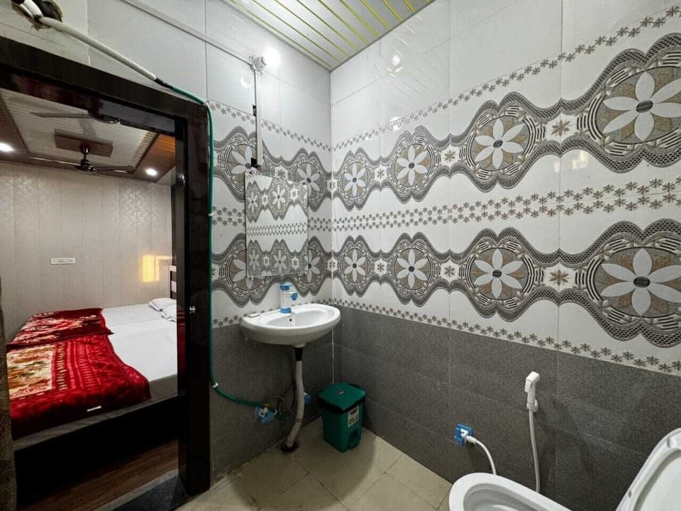 Family Room, City View | Bathroom | Shower, free toiletries, towels