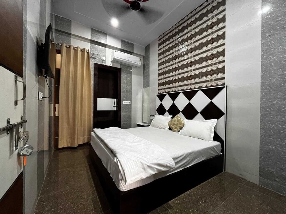 Deluxe Double Room, City View | Desk, free WiFi