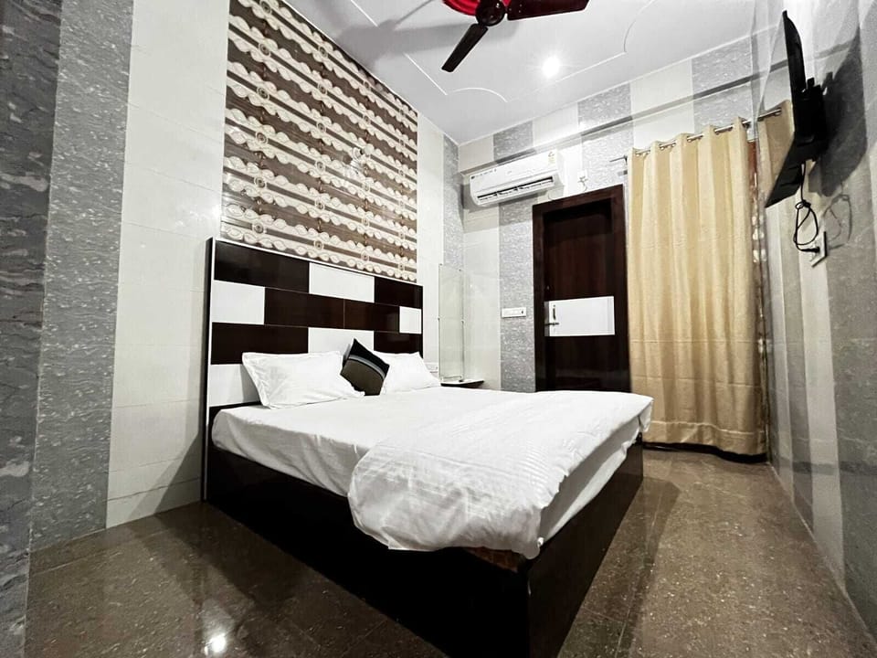 Deluxe Double Room, City View | Desk, free WiFi