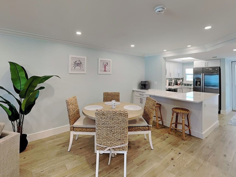 Dining Area - Seatig for 4