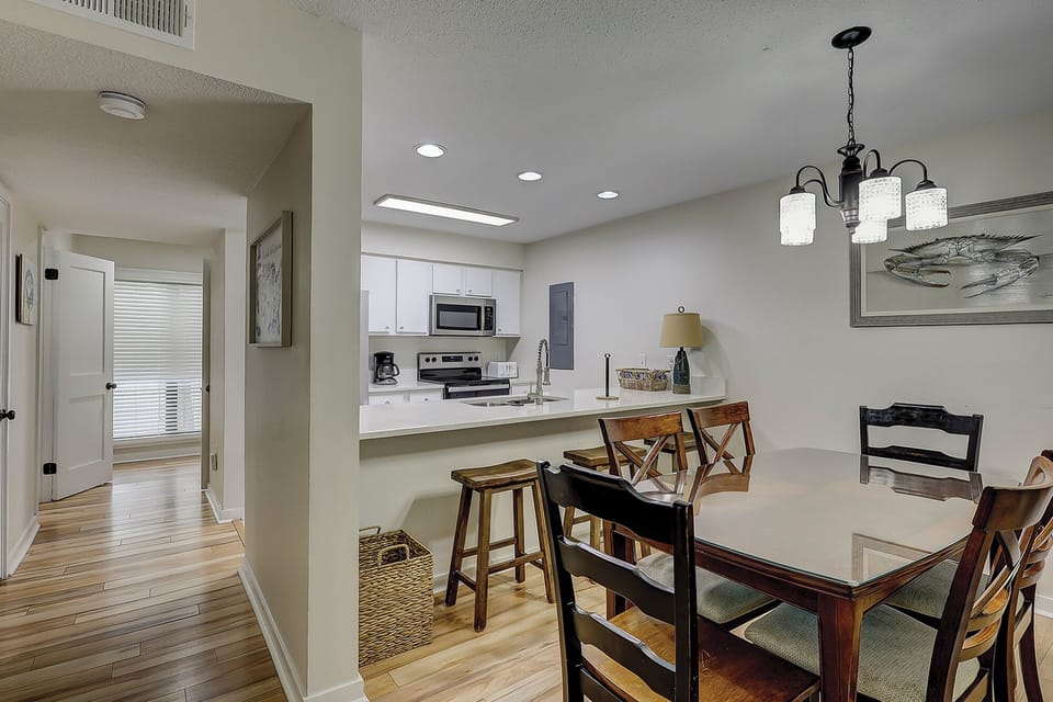 Dining Area and Kitchen Bar
