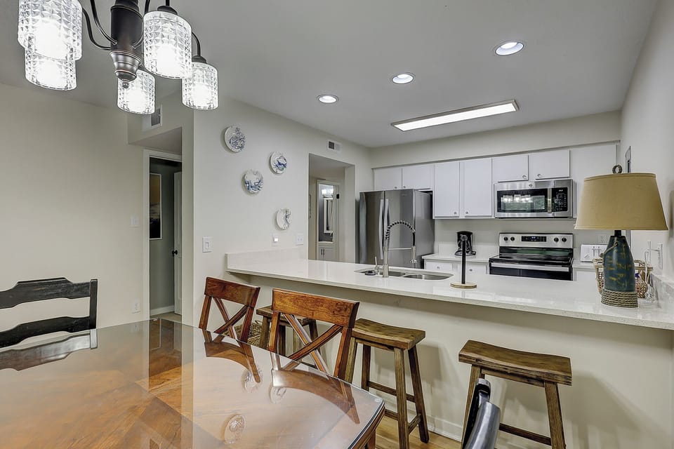 Dining Area and Kitchen Bar